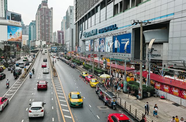 社会热点栏目：繁忙的城市街道