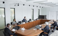 榜单缩略图:会议桌前的职场人